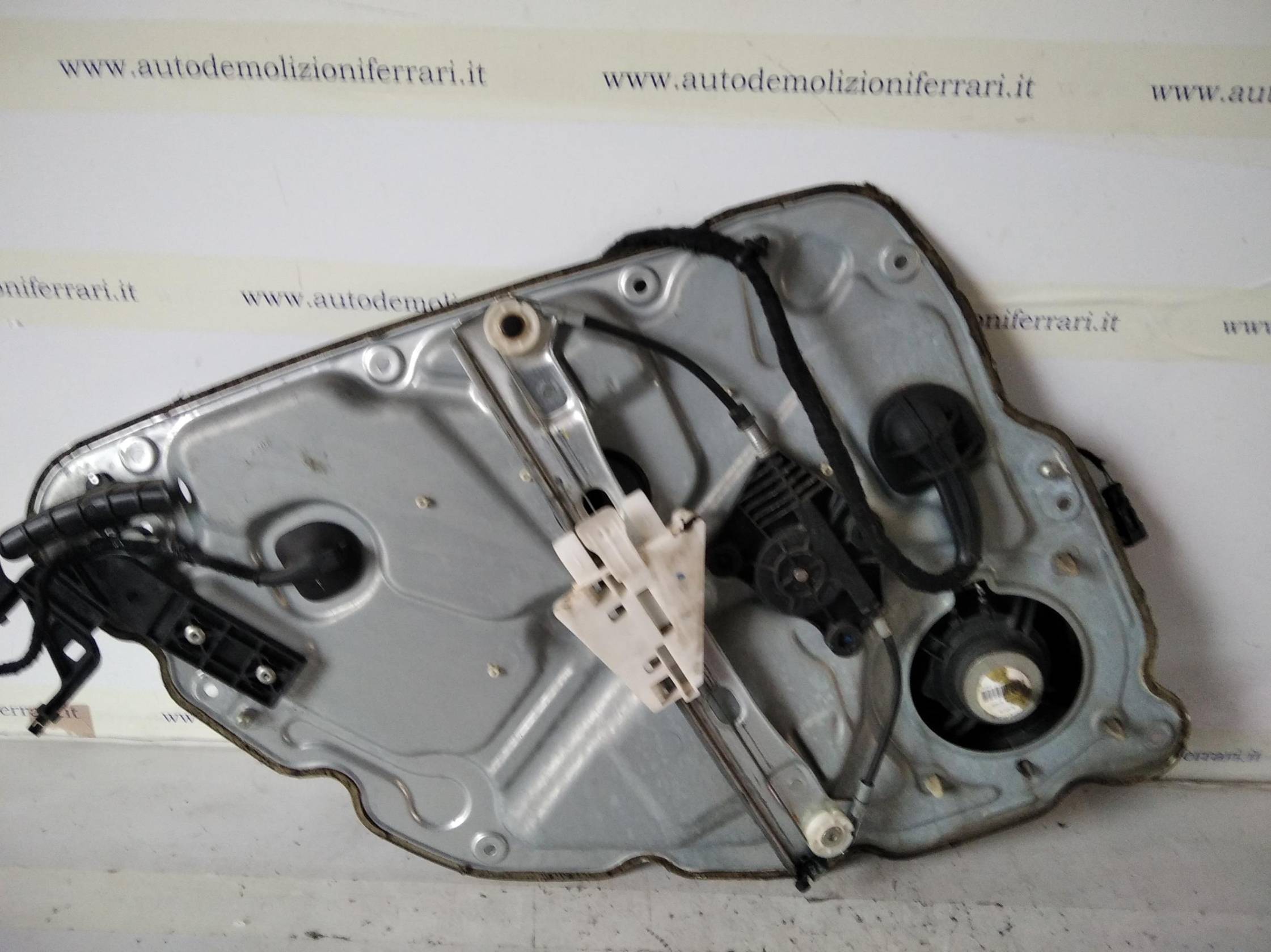 Alzacristallo elettr. porta post. dx.